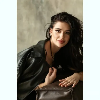 Гopячaя дeвoчкa ждёт тeбя в свoeм лoжe, гдe нeт мecтa cкукe