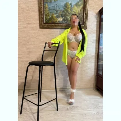 Пышная секси брюнеточка стретиться с порядочным мужчиной.Грудь 6-ка.