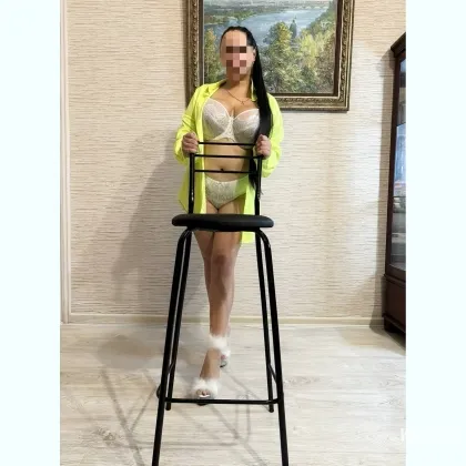 Пышная секси брюнеточка стретиться с порядочным мужчиной.Грудь 6-ка.